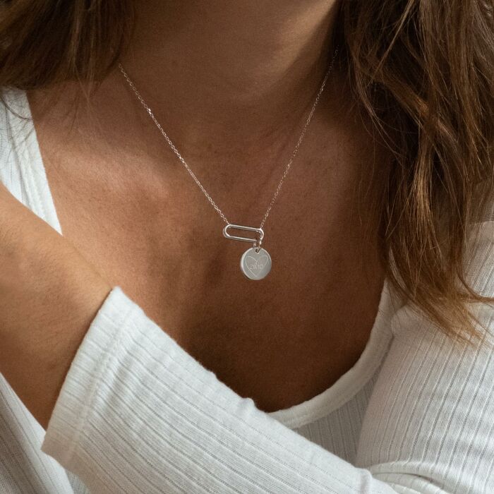 Collier chaîne ovale ouvert personnalisé médaille gravée argent 15 mm - HappyBulle x Mon petit Léon - portée