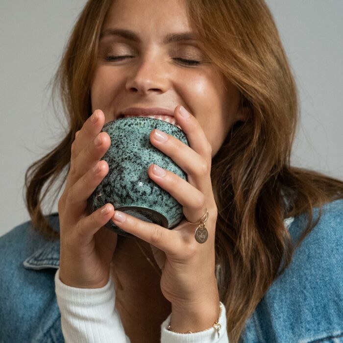 Bague ovale ouverte plaqué or personnalisée médaille gravée 15 mm - HappyBulle x Mon petit Léon - portée