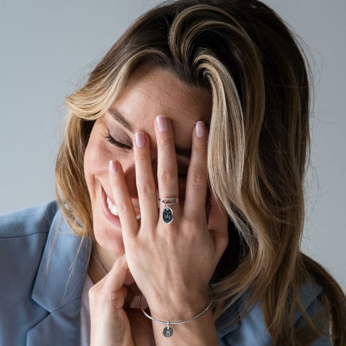 Bague ovale ouverte argent personnalisée médaille gravée 15 mm - HappyBulle x Mon petit Léon - portée