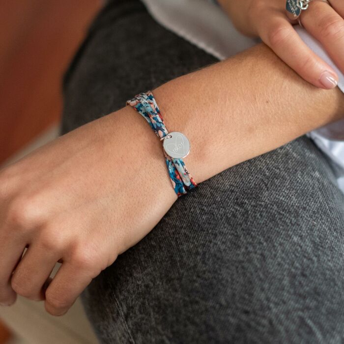 Bracelet 3 tours Liberty personnalisé médaille martelée gravée argent 15 mm - HappyBulle x Mon petit Léon - portée