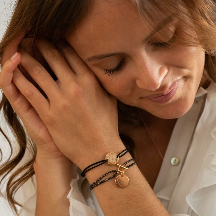 Bracelet fermoir personnalisé cordon pailleté médaille gravée plaqué or 15 mm - HappyBulle x Mon petit Léon - portée