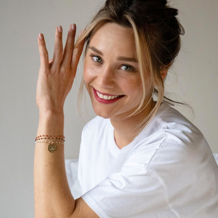 Bracelet perles colorées personnalisé médaille gravée plaqué or 19 mm - HappyBulle x Mon petit Léon - porté