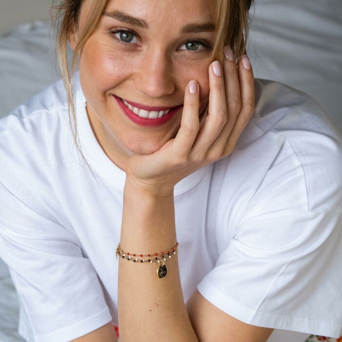 Bracelet perles colorées personnalisé médaille gravée plaqué or 15 mm - HappyBulle x Mon petit Léon - porté