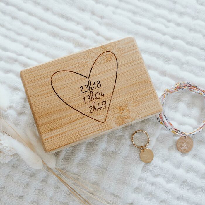 Boîte à bijoux personnalisée 12x8,5 cm bois gravé - HappyBulle x Mon petit Léon - boite fermée ambiance