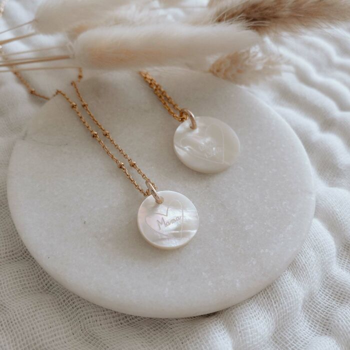 Pendentif plaqué or personnalisé médaille gravée nacre 15 mm - HappyBulle x Mon petit Léon - ambiance