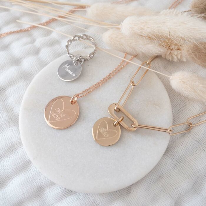 Collier personnalisé grandes mailles mousqueton médaille gravée plaqué or 15 mm - HappyBulle x Mon petit Léon - ambiance