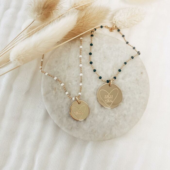 Bracelet perles colorées personnalisé médaille gravée plaqué or 19 mm - HappyBulle x Mon petit Léon - ambiance