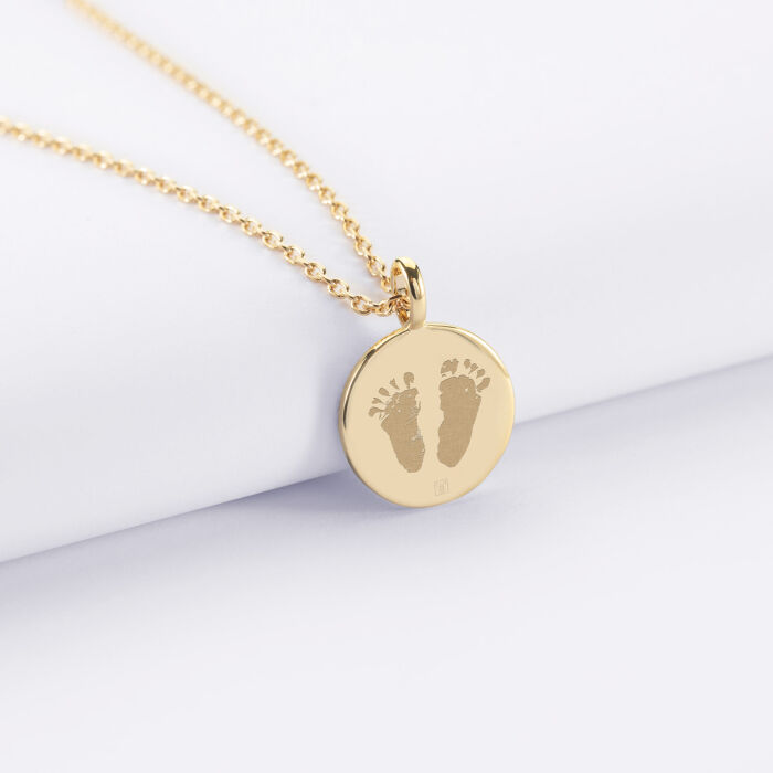 Pendentif personnalisé médaille gravée plaqué or email noir soleil 14 mm - empreintes de pieds