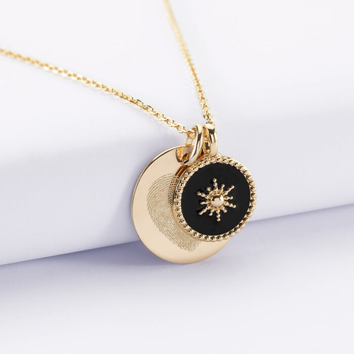 Pendentif personnalisé médaille gravée plaqué or 19 mm et breloque email noir soleil 14 mm - empreintes coeur