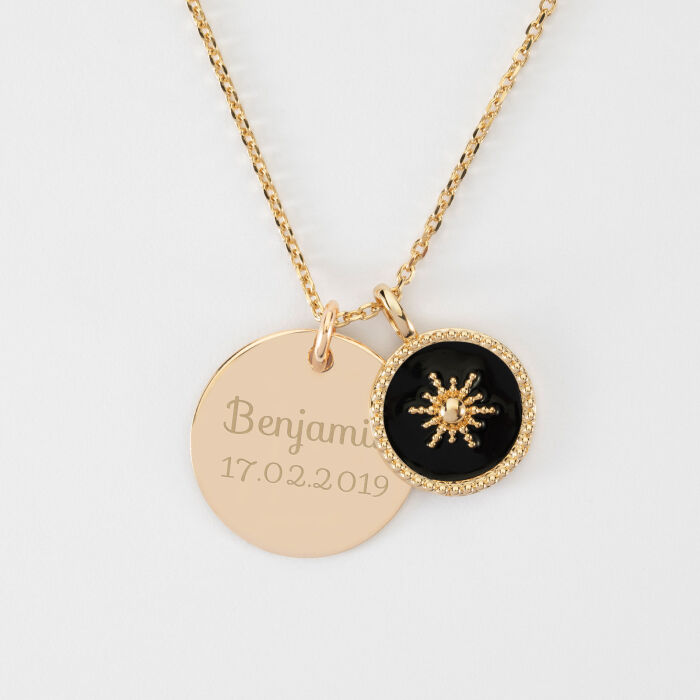 Pendentif personnalisé médaille gravée plaqué or 19 mm et breloque email noir soleil 14 mm - prénom et date de naissance
