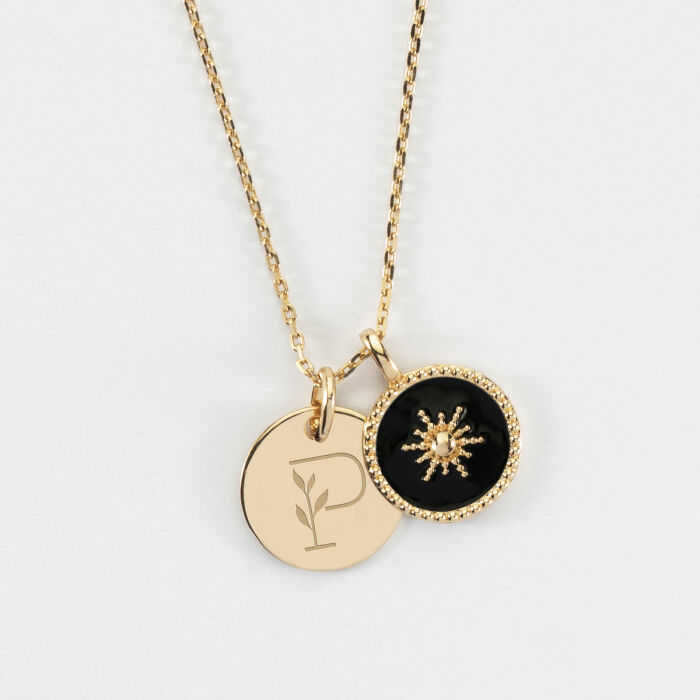 Pendentif personnalisé médaille gravée plaqué or 15 mm et breloque email noir soleil 14 mm - illustration alphabet