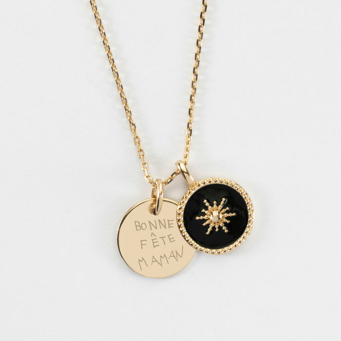 Pendentif personnalisé médaille gravée plaqué or 15 mm et breloque email noir soleil 14 mm - texte manuscrit maman