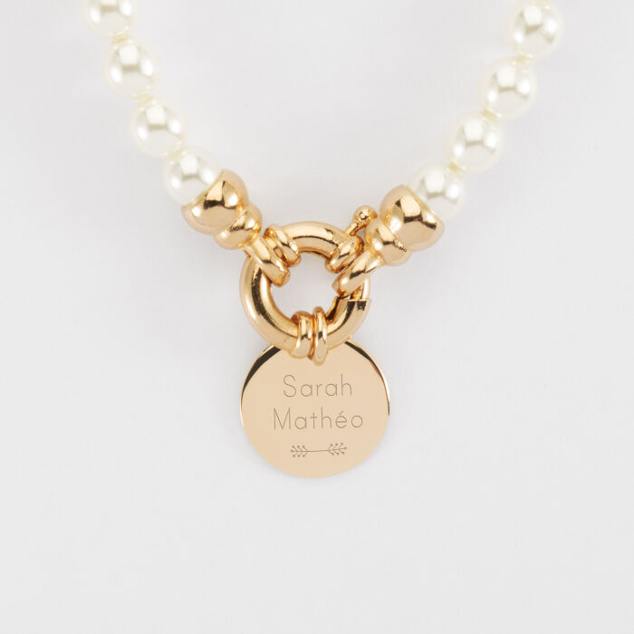 Collier personnalisé perles de Majorque fermoir marin médaille gravée plaqué or 15 mm - prénoms et pictogramme