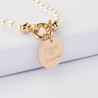 Collier personnalisé perles de Majorque fermoir marin médaille gravée plaqué or 19 mm - texte manuscrit