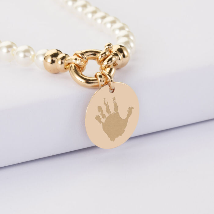 Collier personnalisé perles de Majorque fermoir marin médaille gravée plaqué or 19 mm - empreinte main