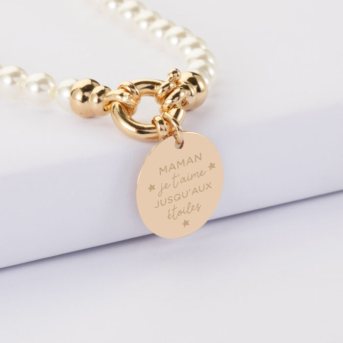 Collier personnalisé perles de Majorque fermoir marin médaille gravée plaqué or 19 mm - illustration jusqu'aux étoiles