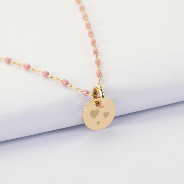Collier perles Miyuki colorées personnalisé médaille gravée plaqué or 10 mm - illustration coeurs