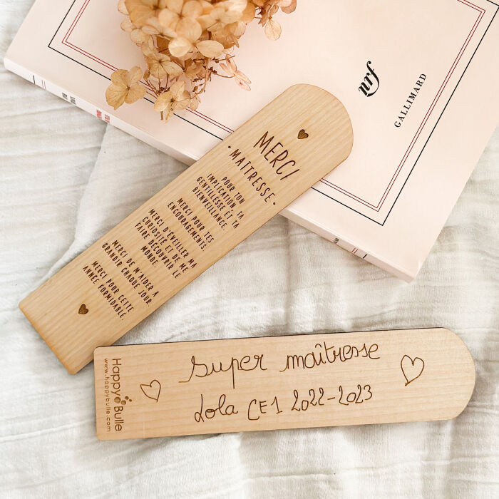 Marque page personnalisé bois gravé - Edition spéciale "Merci maîtresse" - ambiance