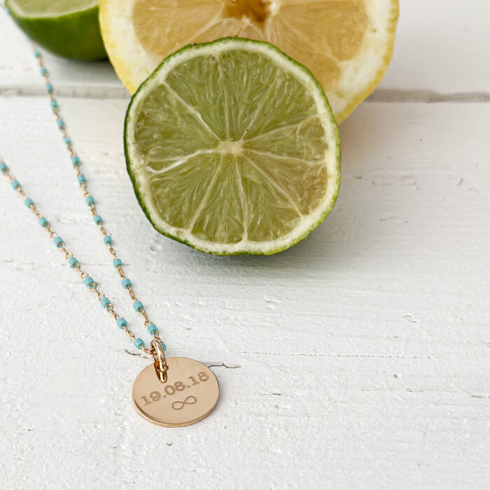 Collier perles Miyuki colorées personnalisé médaille gravée plaqué or 15 mm - ambiance bleu clair