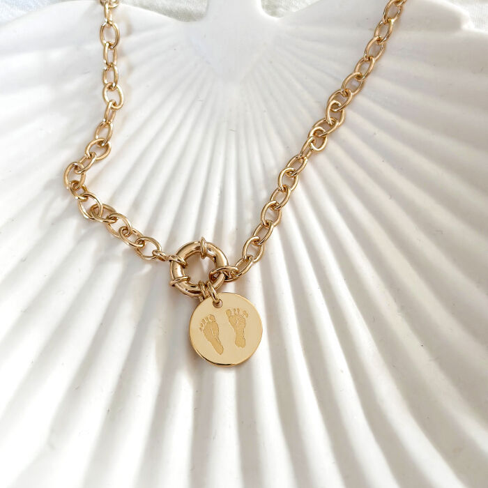 Collier personnalisé chaine fermoir marin médaille gravée plaqué or 15 mm - ambiance empreinte de pieds