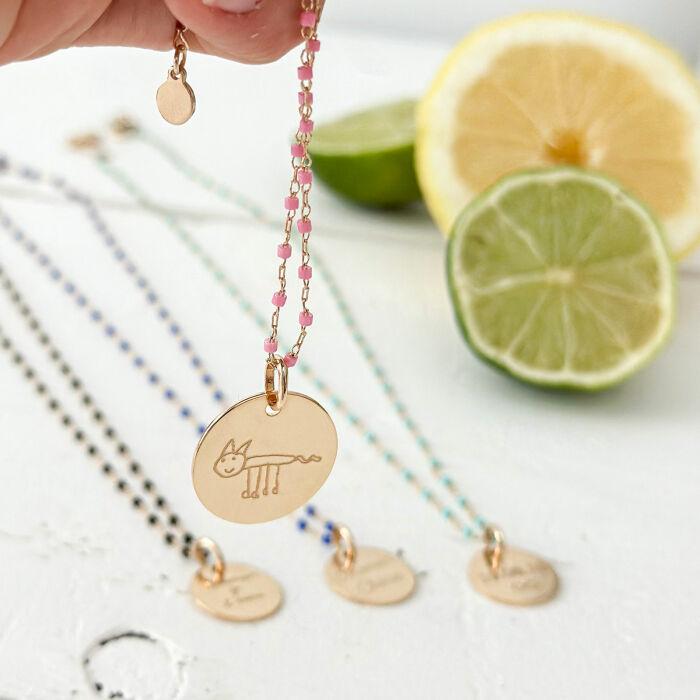 Collier perles Miyuki colorées personnalisé médaille gravée plaqué or 19 mm - ambiance couleurs