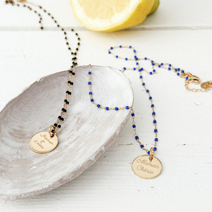 Collier perles Miyuki colorées personnalisé médaille gravée plaqué or 15 mm - ambiance