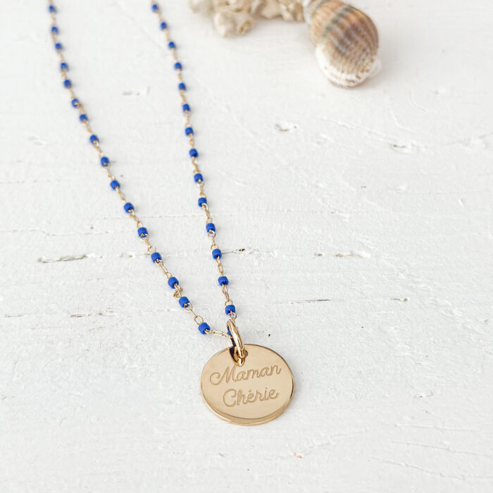 Collier perles Miyuki colorées personnalisé médaille gravée plaqué or 15 mm - ambiance texte perles bleues