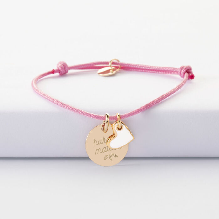 Bracelet enfant personnalisé médaille gravée plaqué or 15 mm et breloque coeur email blanc 10 mm - illu hakuna matata