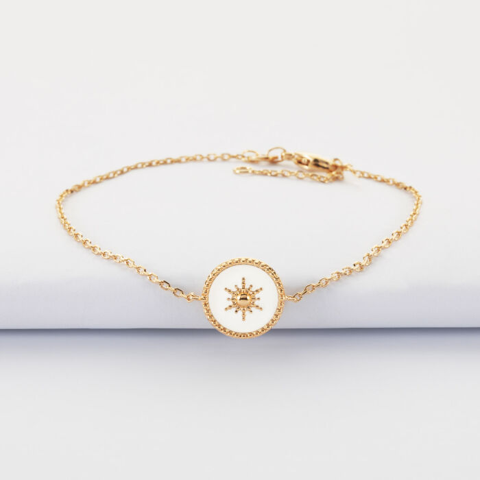 Bracelet chaîne personnalisé médaille gravée plaqué or initiale email blanc soleil 12 mm - face