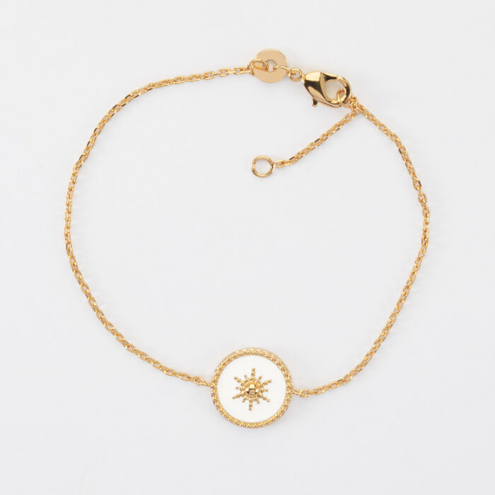 Bracelet chaîne personnalisé médaille gravée plaqué or initiale email blanc soleil 12 mm - face plat