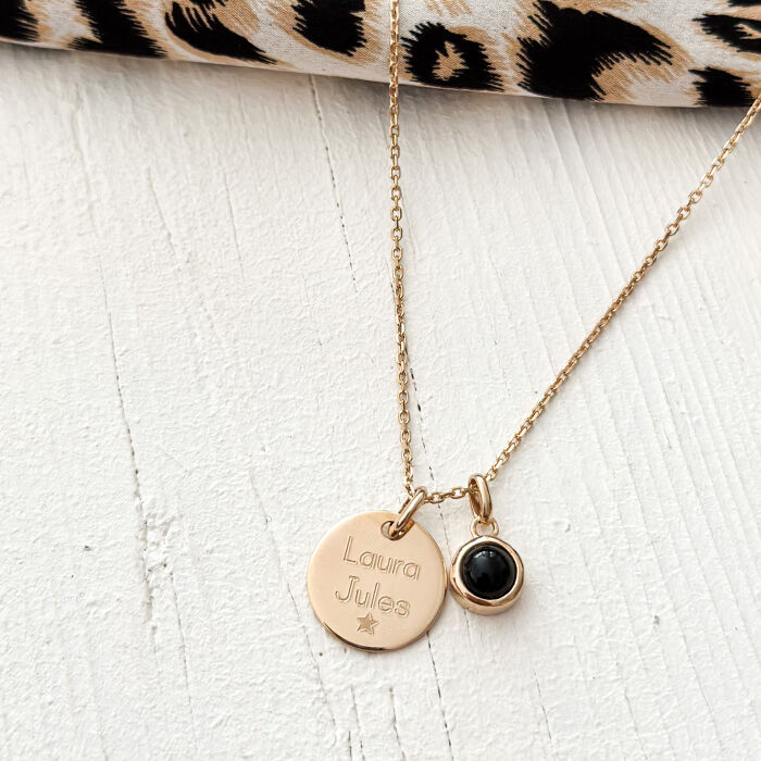 Pendentif personnalisé médaille gravée plaqué or 15 mm et breloque pierre naturelle 8 mm - ambiance pierre noire