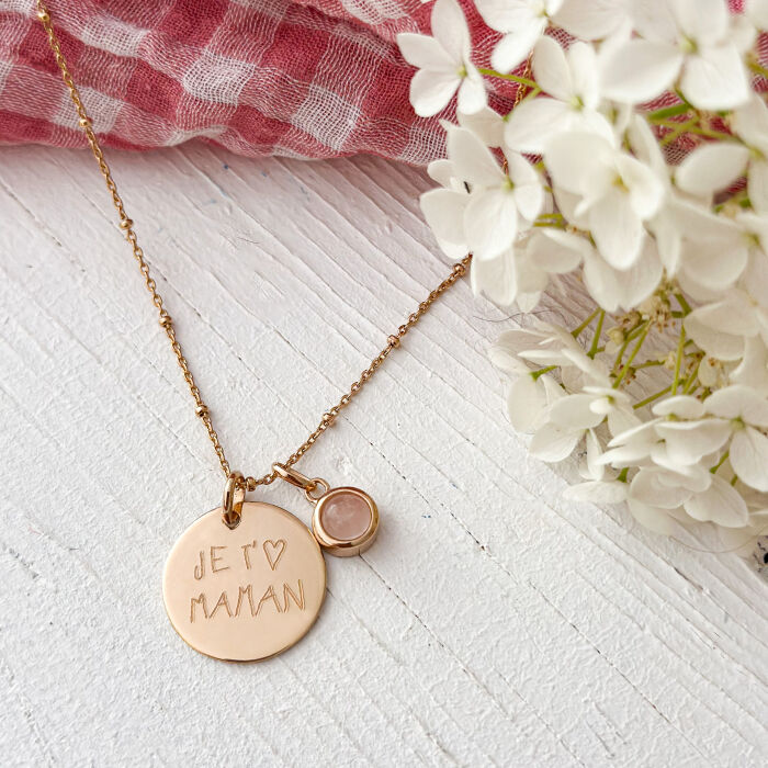 Pendentif personnalisé médaille gravée plaqué or 19 mm et breloque pierre naturelle 8 mm - ambiance pierre rose
