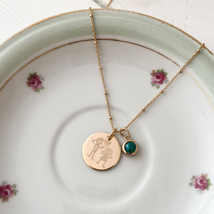 Pendentif personnalisé médaille gravée plaqué or 19 mm et breloque pierre naturelle 8 mm - ambiance pierre verte