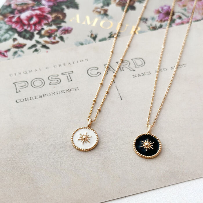 Pendentif personnalisé médaille gravée plaqué or email noir soleil 14 mm - duo couleurs