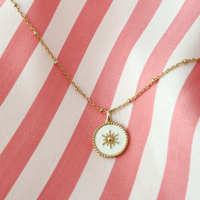 Pendentif personnalisé médaille gravée plaqué or email blanc soleil 14 mm - ambiance zoom