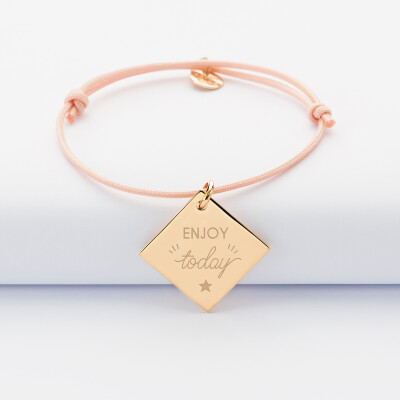Bracelet personnalisé médaille gravée plaqué or dormeuse losange 25x25 mm - Nos petits imparfaits - illustration