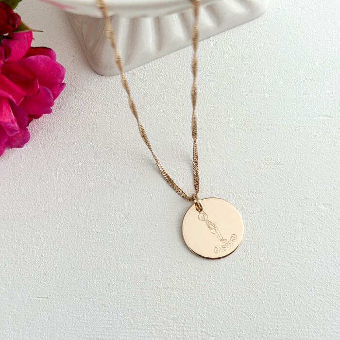 Pendentif personnalisé prénom médaille gravée plaqué or 19 mm - HappyBulle x Marie Savart - ambiance
