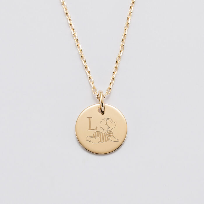 Pendentif personnalisé initiale médaille gravée plaqué or 15 mm - HappyBulle x Marie Savart - bébé marinière