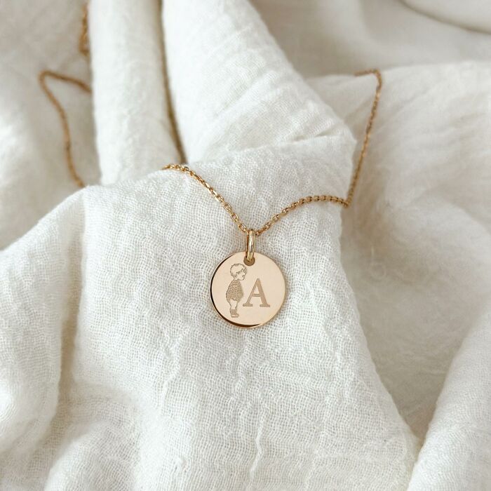 Pendentif personnalisé initiale médaille gravée plaqué or 15 mm - HappyBulle x Marie Savart - photo ambiance