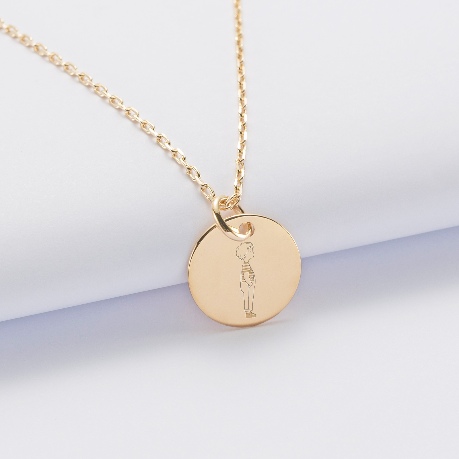 Pendentif personnalisé illustration médaille gravée plaqué or 15 mm - HappyBulle x Marie Savart (HappyBulle) - Couverture