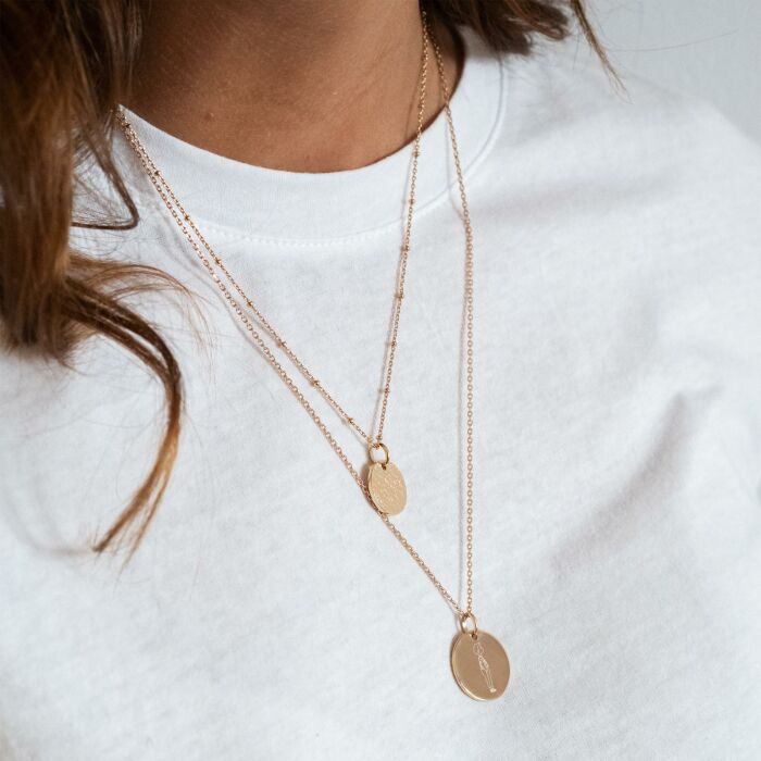 Pendentif personnalisé illustration médaille gravée plaqué or 19 mm - HappyBulle x Marie Savart - photo portée