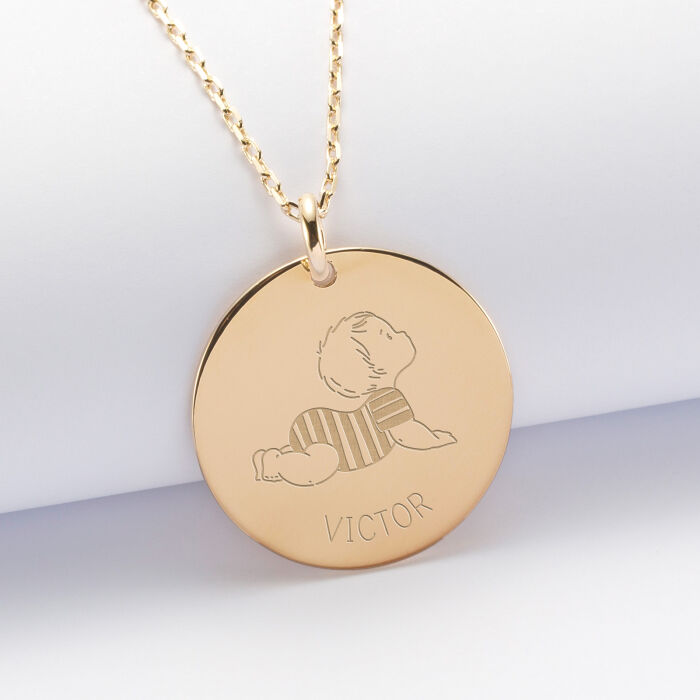Pendentif personnalisé prénom médaille gravée plaqué or 27 mm - HappyBulle x Marie Savart - bébé marinière