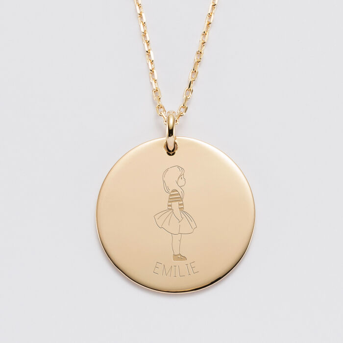 Pendentif personnalisé prénom médaille gravée plaqué or 27 mm - HappyBulle x Marie Savart - fille marinière