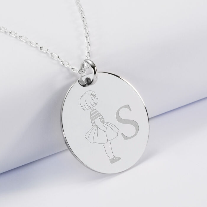 Pendentif personnalisé initiale médaille gravée argent 27 mm - HappyBulle x Marie Savart - fille marinière