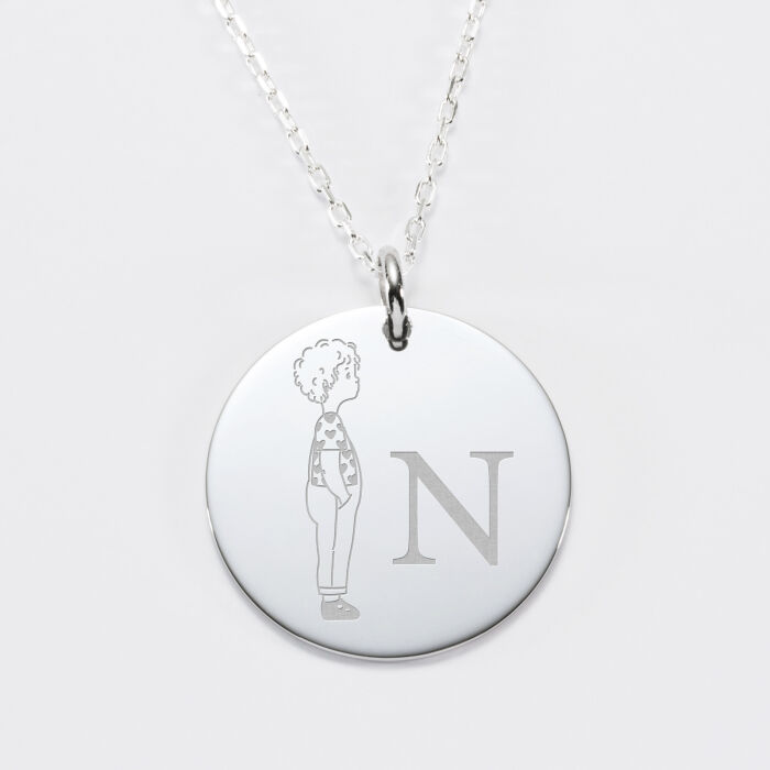 Pendentif personnalisé initiale médaille gravée argent 27 mm - HappyBulle x Marie Savart - garçon coeur
