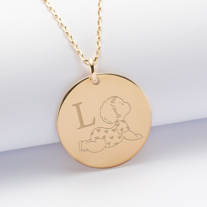 Pendentif personnalisé initiale médaille gravée plaqué or 27 mm - HappyBulle x Marie Savart - bébé coeur