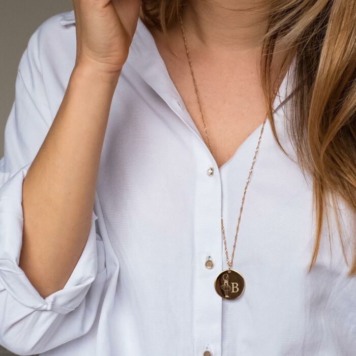 Pendentif personnalisé initiale médaille gravée plaqué or 27 mm - HappyBulle x Marie Savart - photo portée