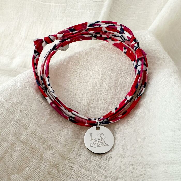 Bracelet 3 tours Liberty personnalisé initiale médaille gravée argent 15 mm - HappyBulle x Marie Savart - photo ambiance