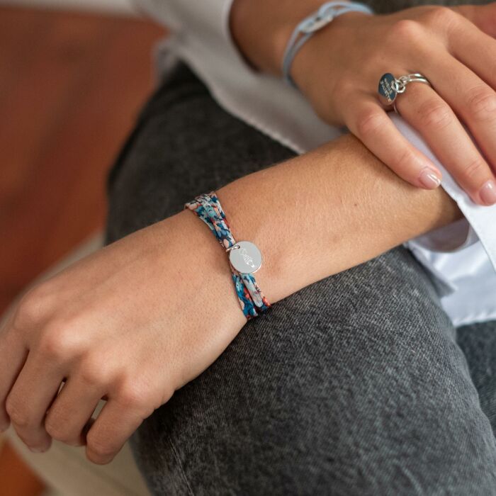 Bracelet 3 tours Liberty personnalisé illustration médaille gravée argent 15 mm - HappyBulle x Marie Savart - photo portée