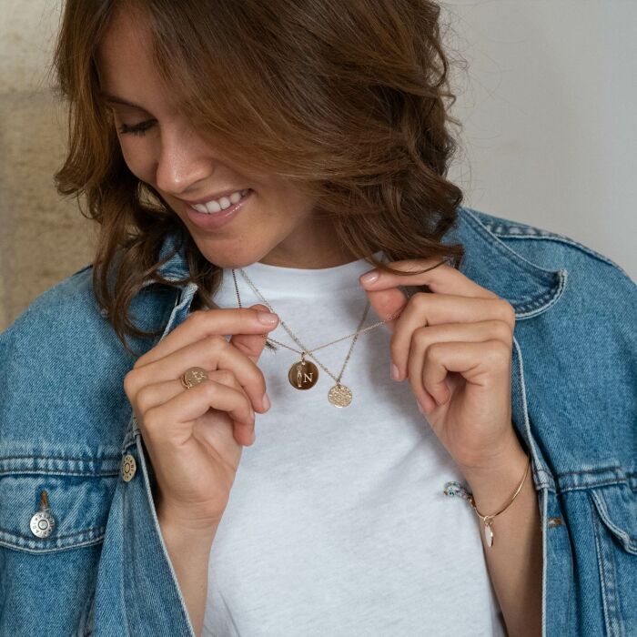 Pendentif personnalisé initiale médaille gravée plaqué or 19 mm - HappyBulle x Marie Savart - photo portée